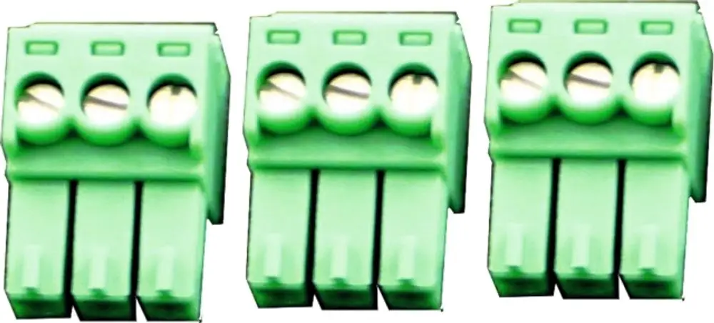 Drei grüne Stecker mit drei Anschlussklemmen, die für elektrische Verbindungen verwendet werden, zusammengestellt auf einer Fläche. Marke „Wolf“ ist hierbei nicht direkt sichtbar.